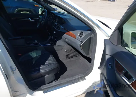 2014 Mercedes-Benz C 250 Sport z USA, uszkodzony, nr VIN WDDGF4HB3EG215256